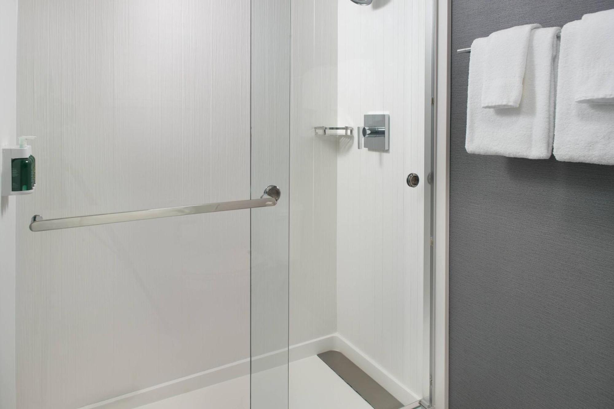 Отель Courtyard By Marriott Raleigh Midtown Экстерьер фото