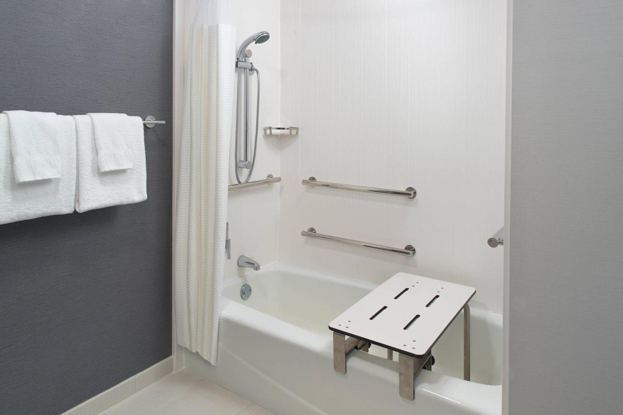 Отель Courtyard By Marriott Raleigh Midtown Экстерьер фото