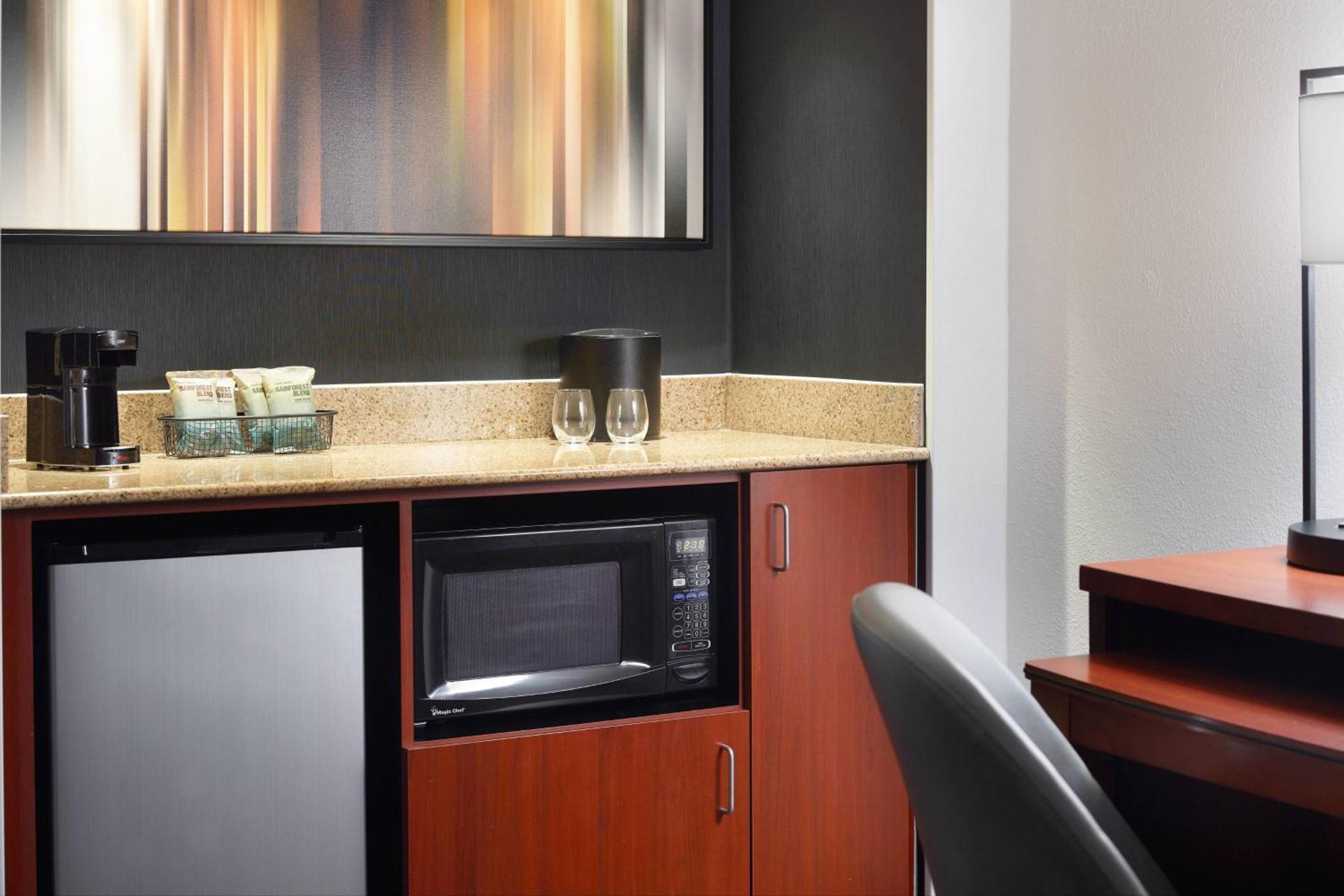 Отель Courtyard By Marriott Raleigh Midtown Экстерьер фото