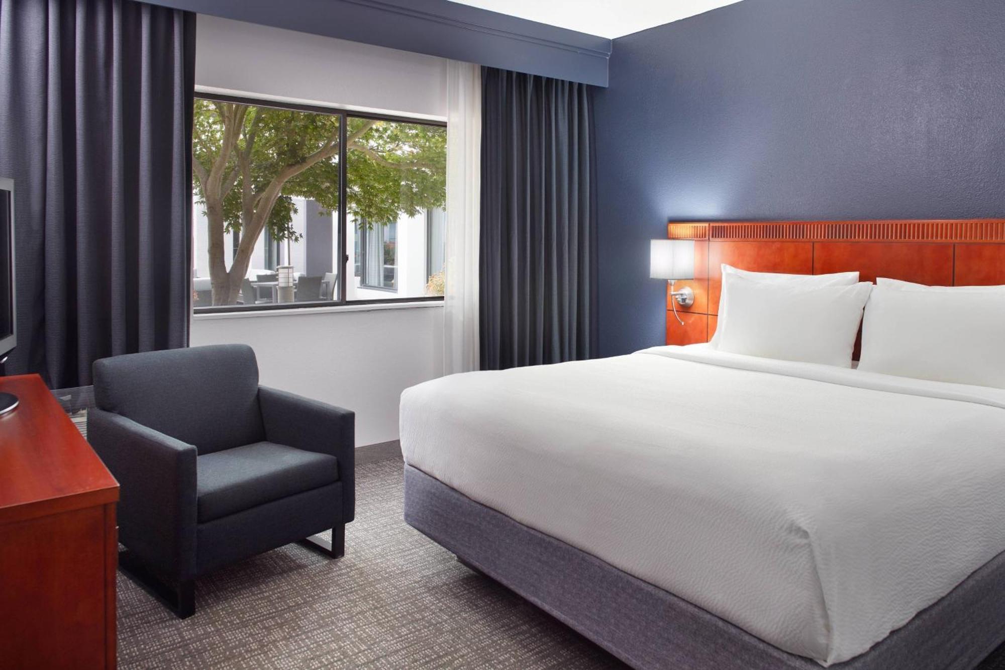 Отель Courtyard By Marriott Raleigh Midtown Экстерьер фото