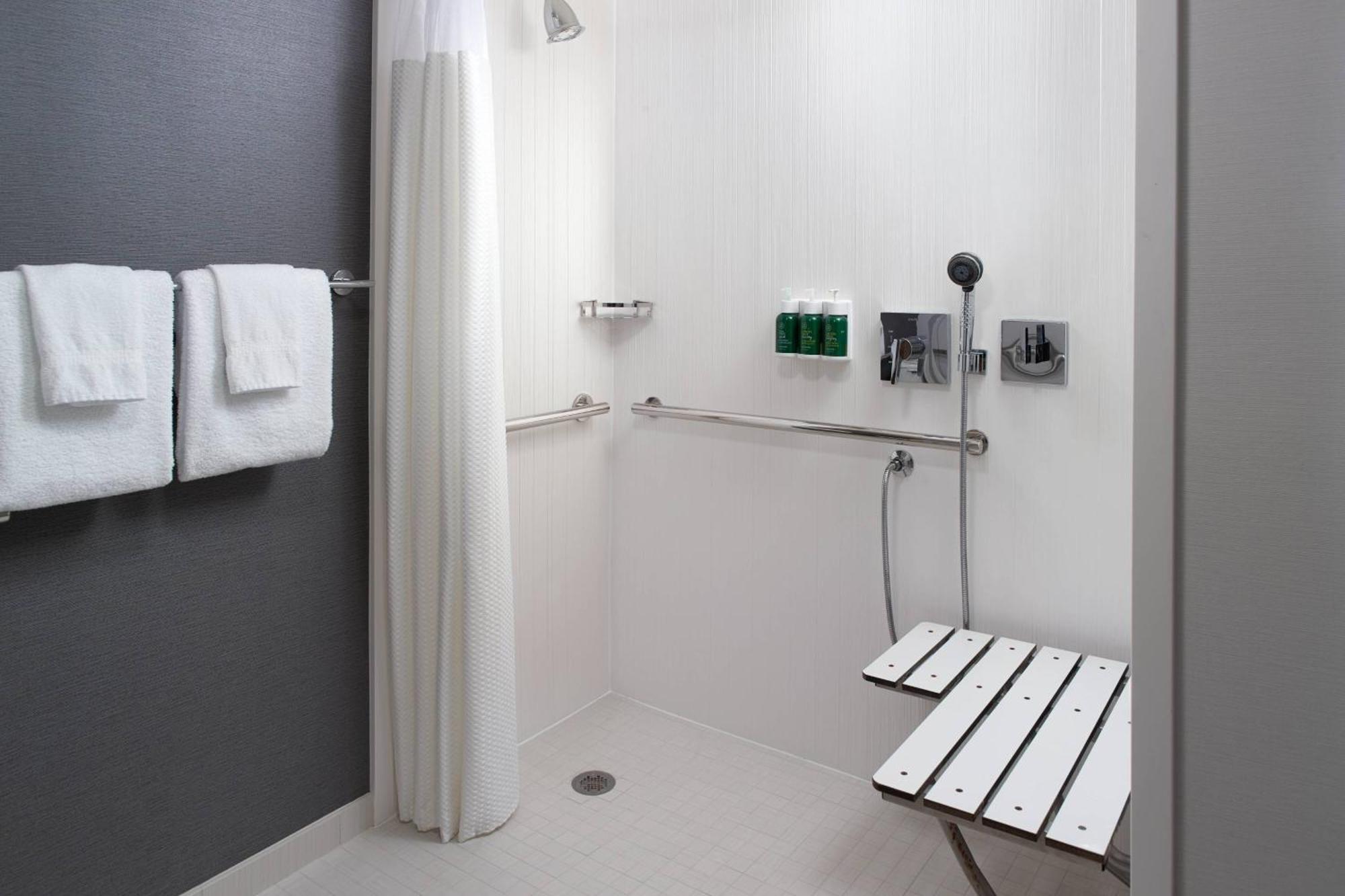 Отель Courtyard By Marriott Raleigh Midtown Экстерьер фото