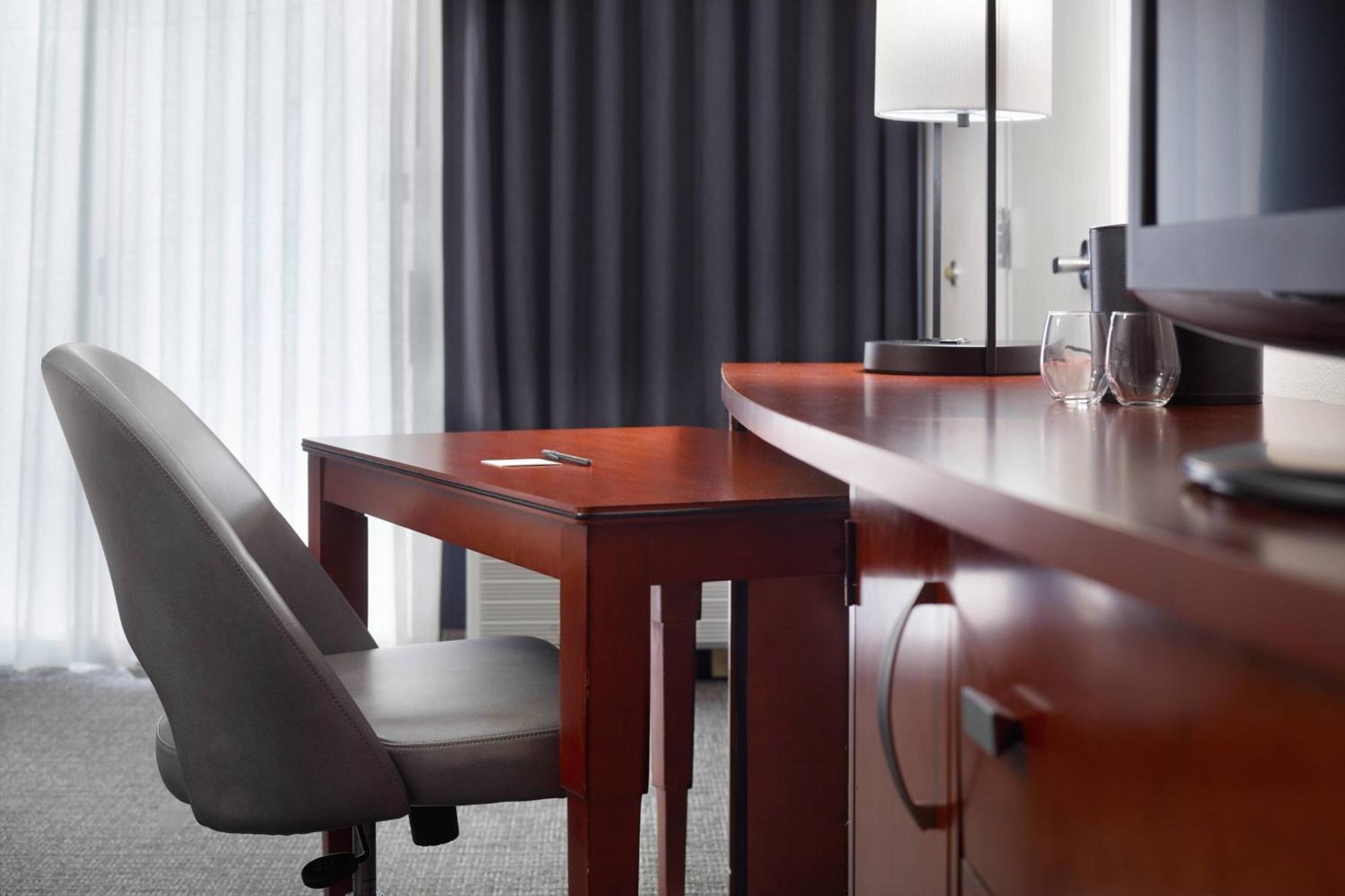 Отель Courtyard By Marriott Raleigh Midtown Экстерьер фото