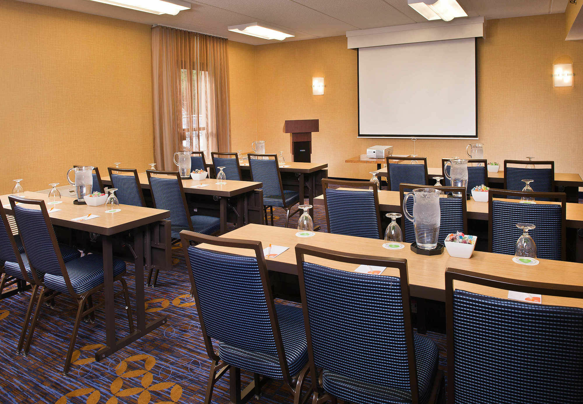 Отель Courtyard By Marriott Raleigh Midtown Экстерьер фото